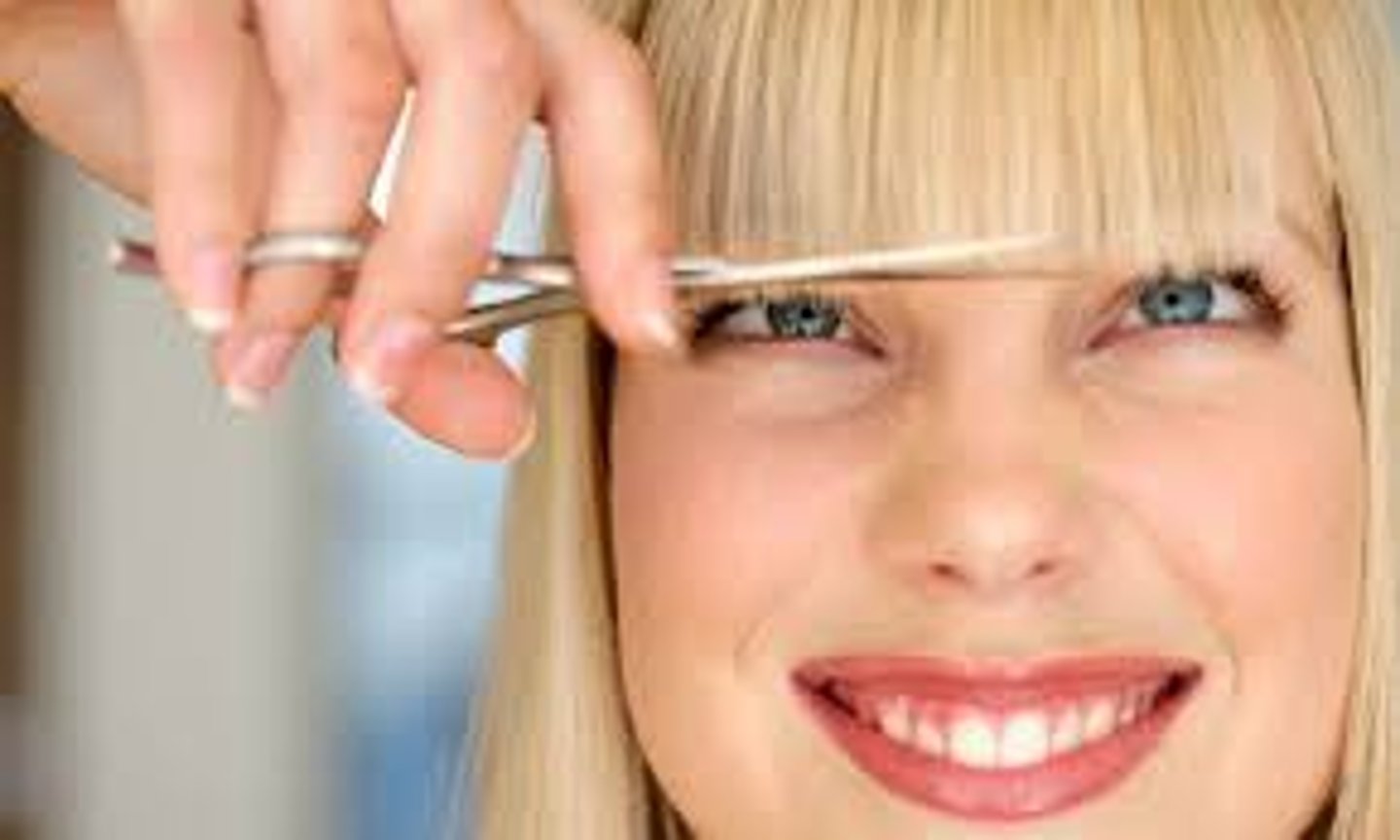 <p>pelo sobre la frente (bangs)</p>