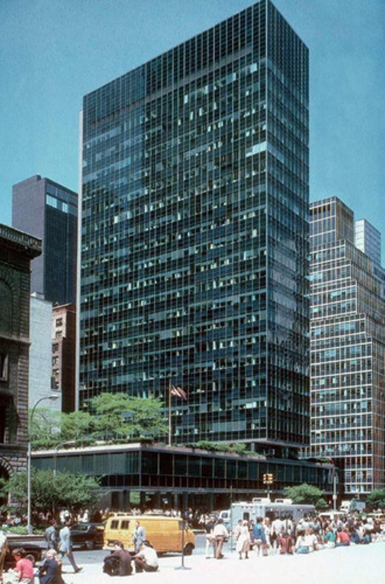 <p>Lever House</p>