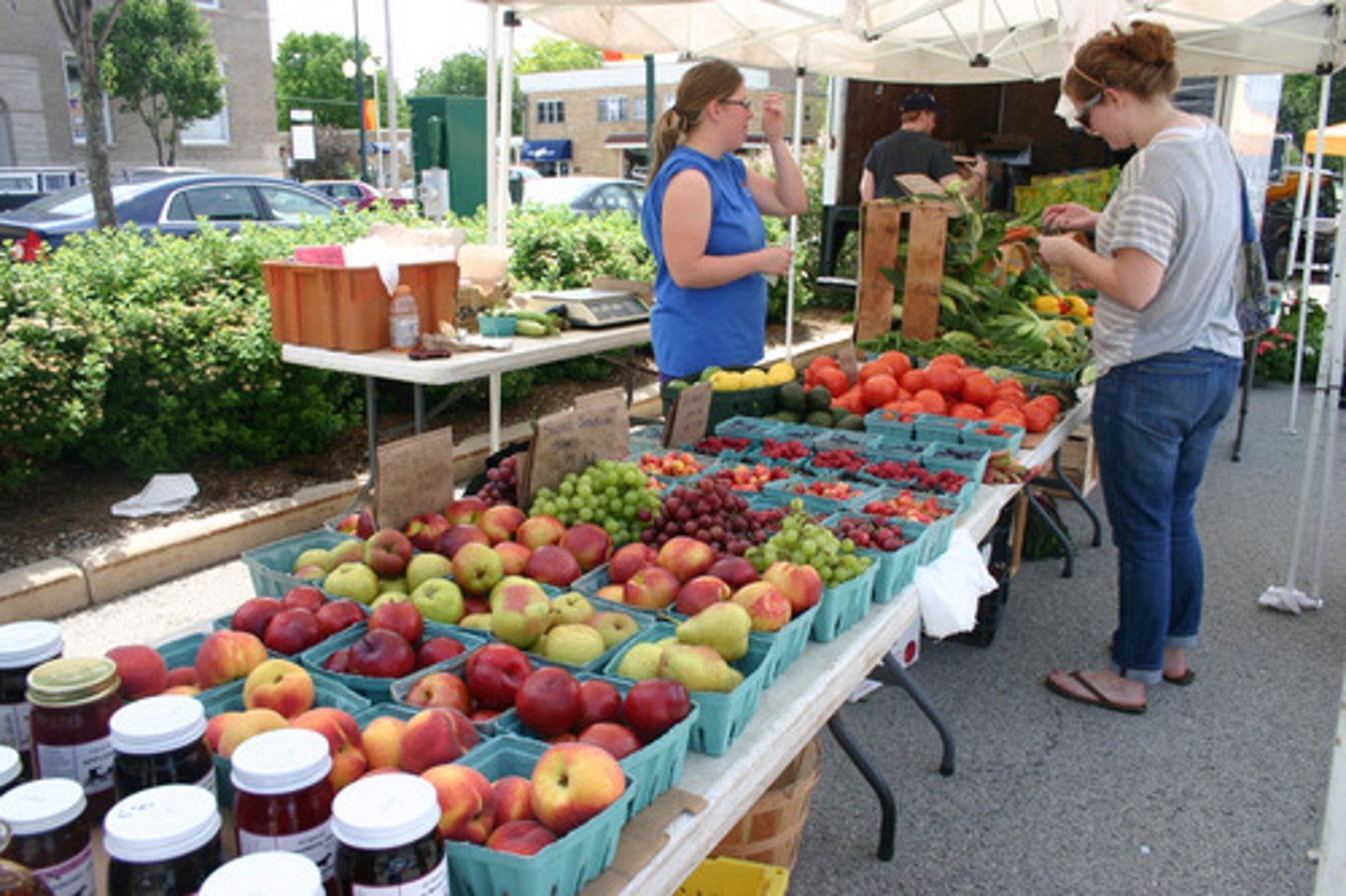 <p>distance from producer to consumer is small (reduces fossil fuels, improves local economies)</p>