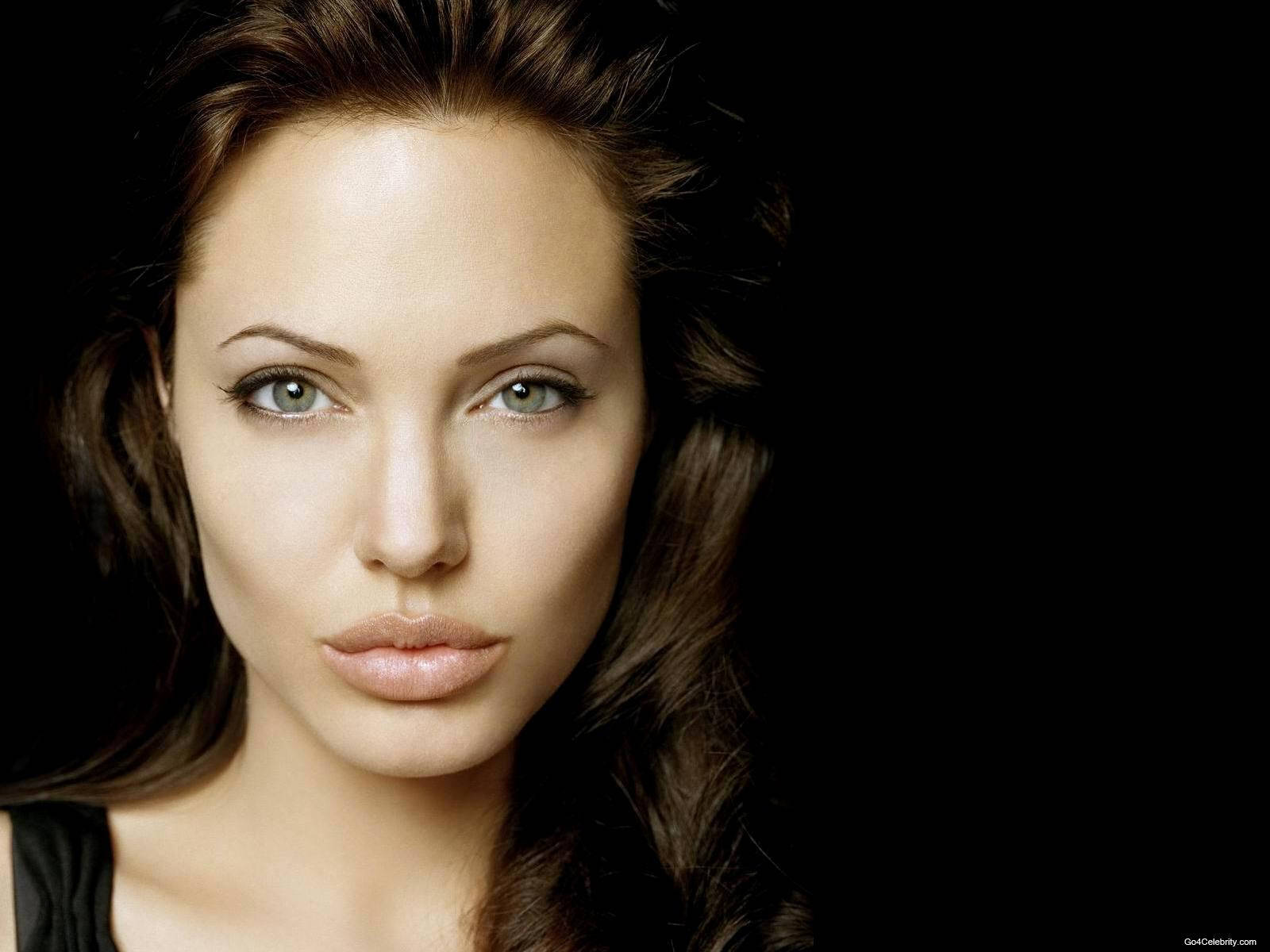 <p>Inverted triangle head shape</p><p>(This and the triangle shape are opposite)</p><p>(Angelina Jolie) </p>