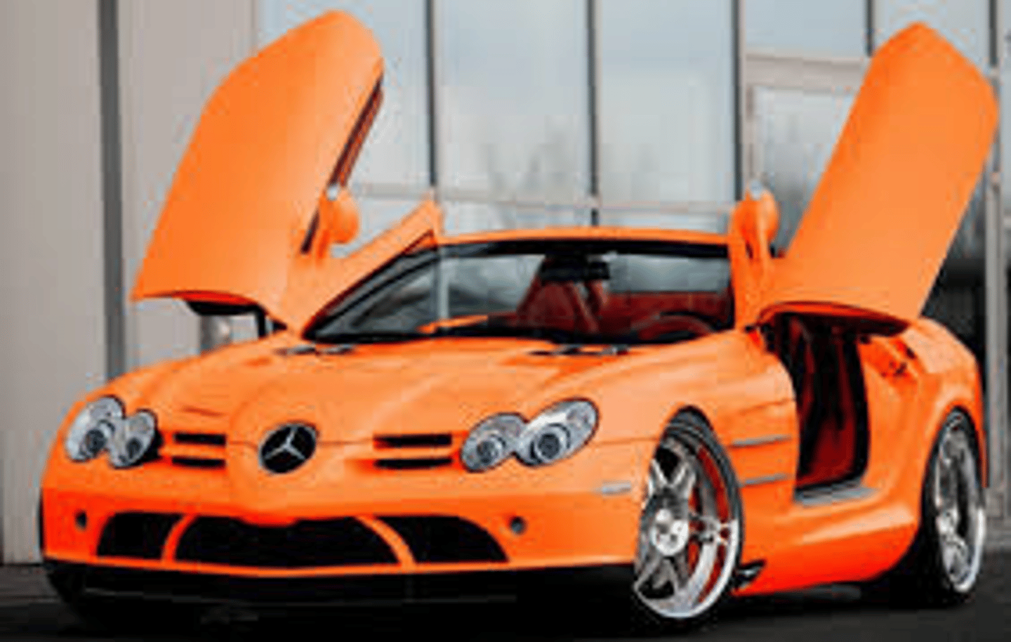 <p>showy, flashy</p>