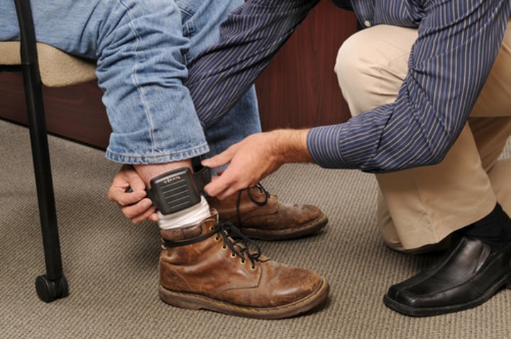 <p>(law) a way of dealing with offenders without imprisoning them<br><br>Once your probation period is successfully completed, you will be offered a contract<br><br>испытательный срок, стажирование, испытание</p>