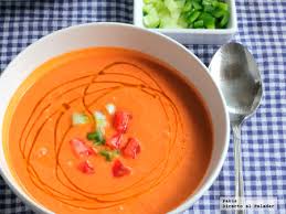 <p>Una sopa fría de tomate, servida en verano.</p>
