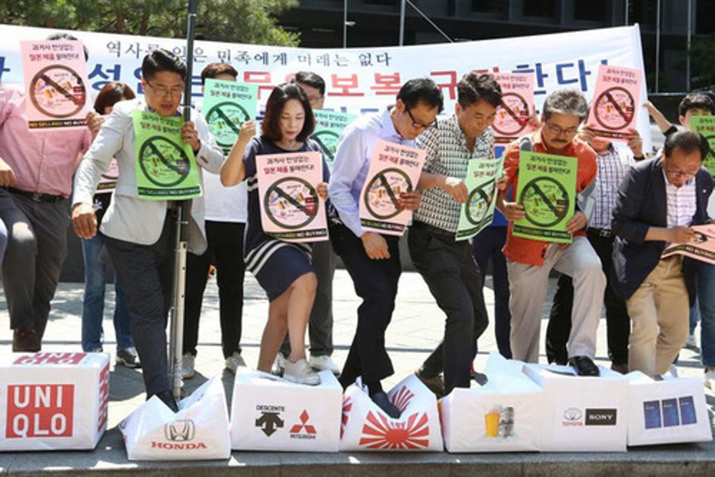 <p>To refuse to buy or take part in something as a protest.</p><p>(tẩy chay)</p><p>= ban, reject (cấm, từ chối)</p><p>&gt;&lt; support, endorse (ủng hộ, chấp thuận)</p>