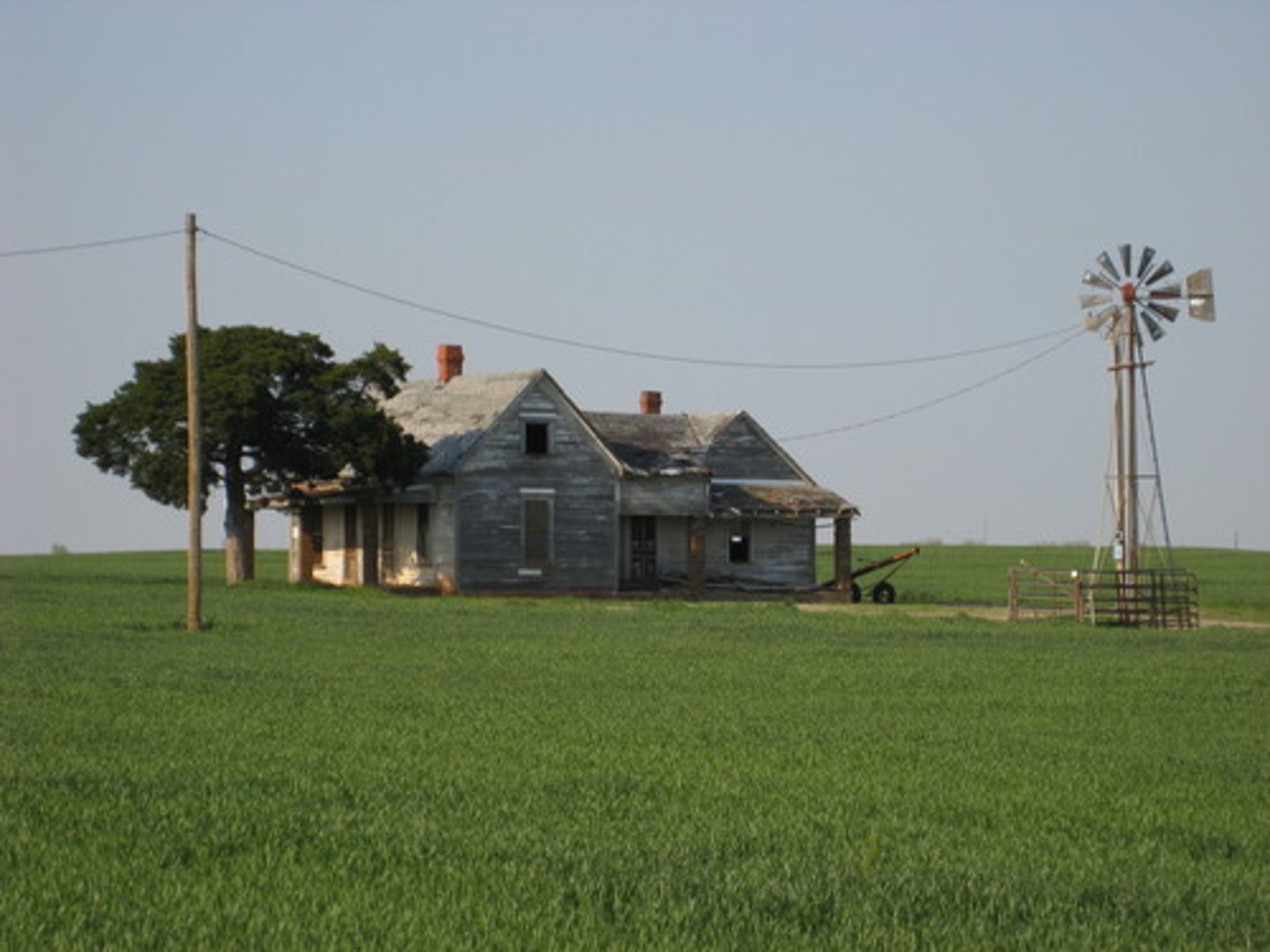 <p>characterized by farmers living on individual farms isolated from neighbors rather than alongside other farmers in settlements</p>