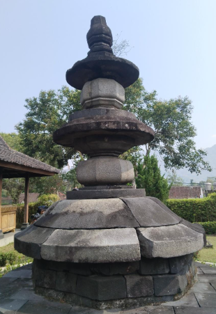 <p><span style="color: rgb(0, 0, 0);"><span>umbrella-like form often multi-tiered, was</span></span><span style="color: rgb(0, 0, 0);"><br></span><span style="color: rgb(0, 0, 0);"><span>placed on top of the mast; the ancient Indian emblem of</span></span><span style="color: rgb(0, 0, 0);"><br></span><span style="color: rgb(0, 0, 0);"><span>royalty</span></span></p>