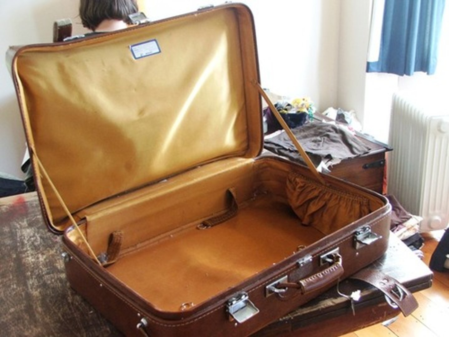 <p>va-li<br>Ex: He is unpacking a suitcase. (Anh ta đang mở va li)</p>