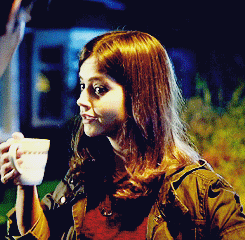 <p>Clara trinkt … Tee</p>