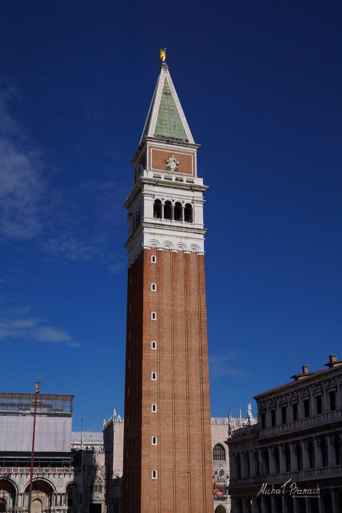 <p>Dzwonnica kościelna</p>