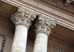 A topmost member of a column (pilaster), broadens the area of the column's supporting surface