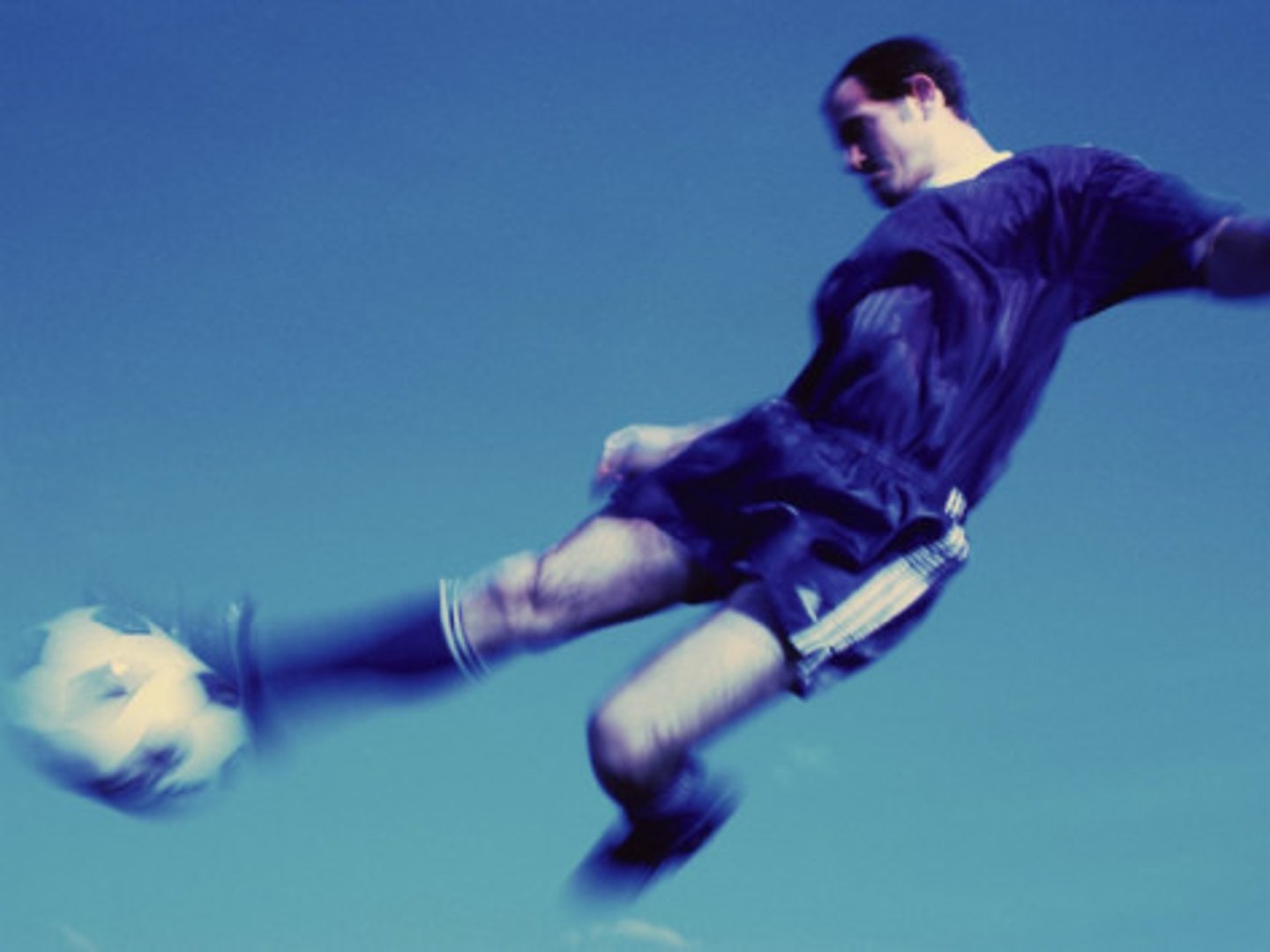 <p>to kick</p>