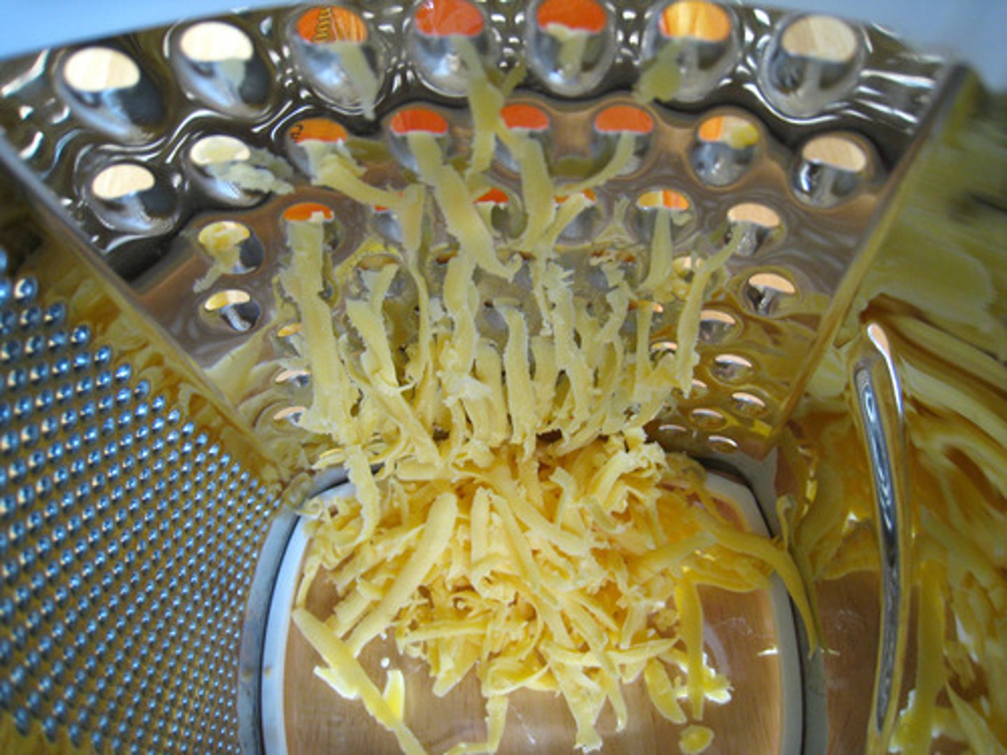 <p>to grate, shred</p>