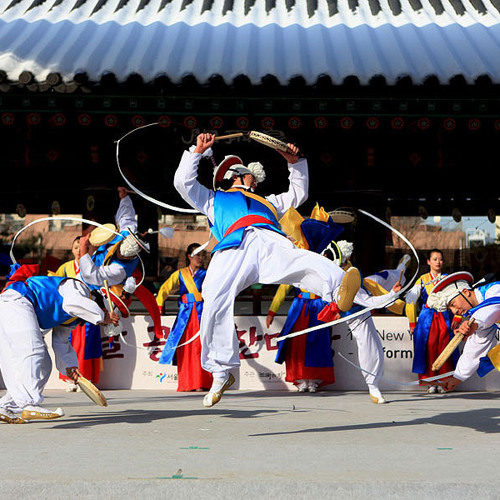 <p>samulnori (genere musicale coreano che utilizza strumenti a percussione)</p>