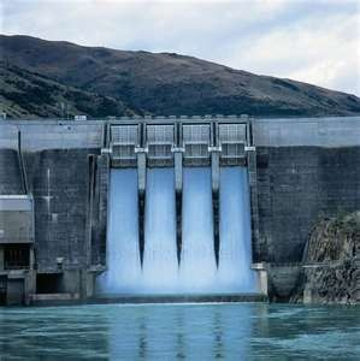 <p>energía producida usando el movimiento de agua</p>