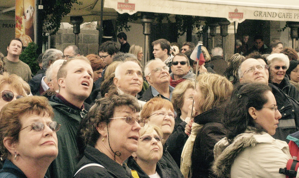 <p>to gawk/ gawp</p>