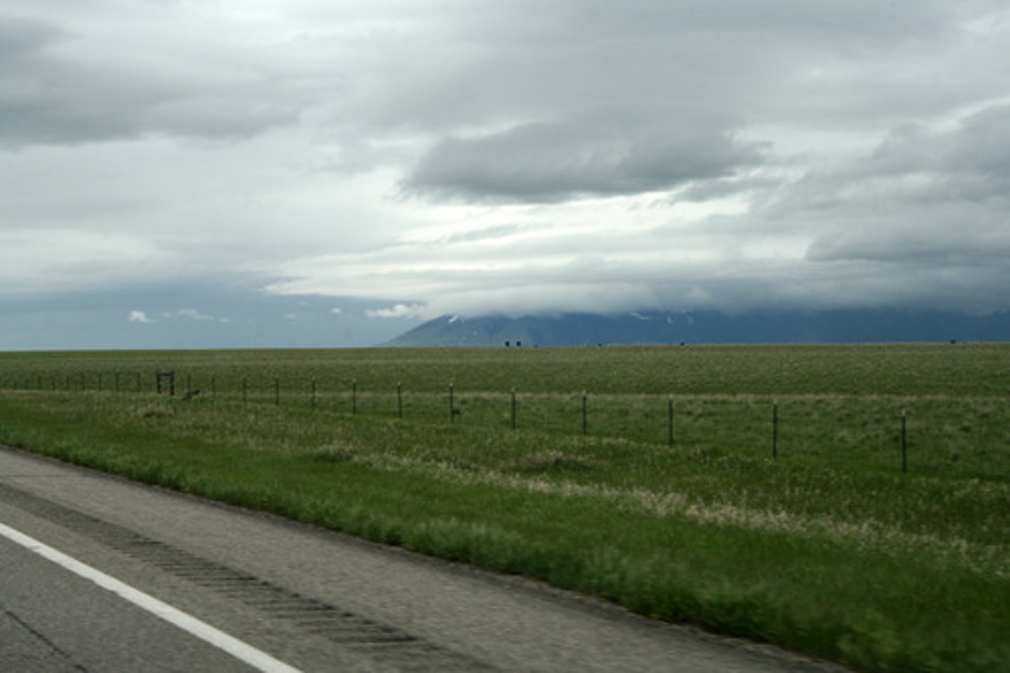<p>Que está lejos en el espacio, en el tiempo o en la relación personal</p>