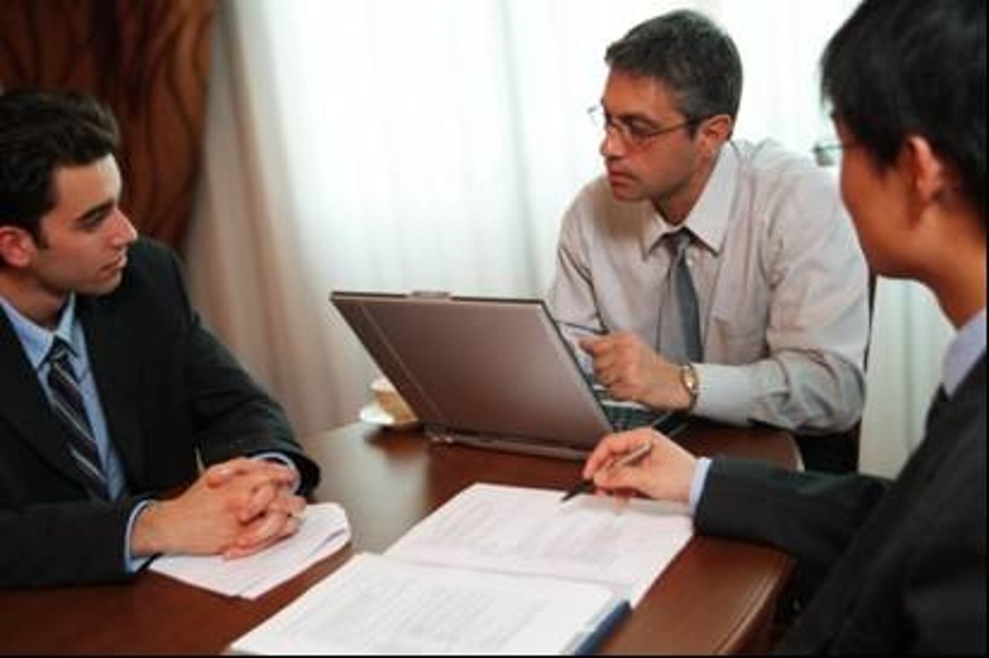 <p>(thuộc) nghề nghiệp</p><p>- Occupational disease: bệnh nghề nghiệp</p><p>often prompt people to explore different occupational paths</p>