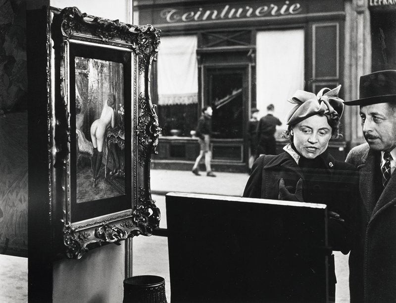 <p>How can one of Gillian Rose’s sites of visual analysis help interpret Robert Doisneau’s <em>Un Regard Oblique (1948)</em></p>