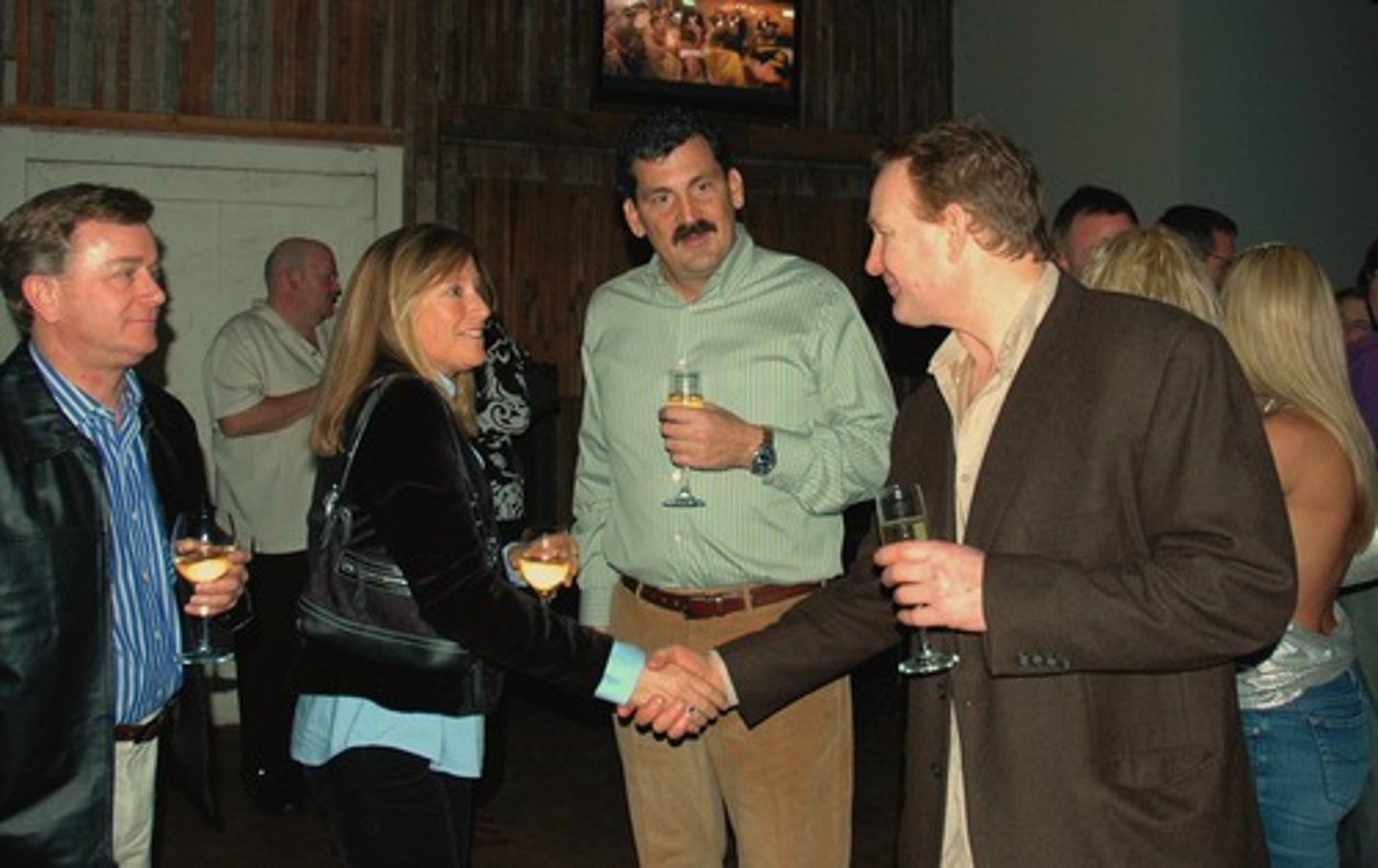 <p>to present (introduce)</p>