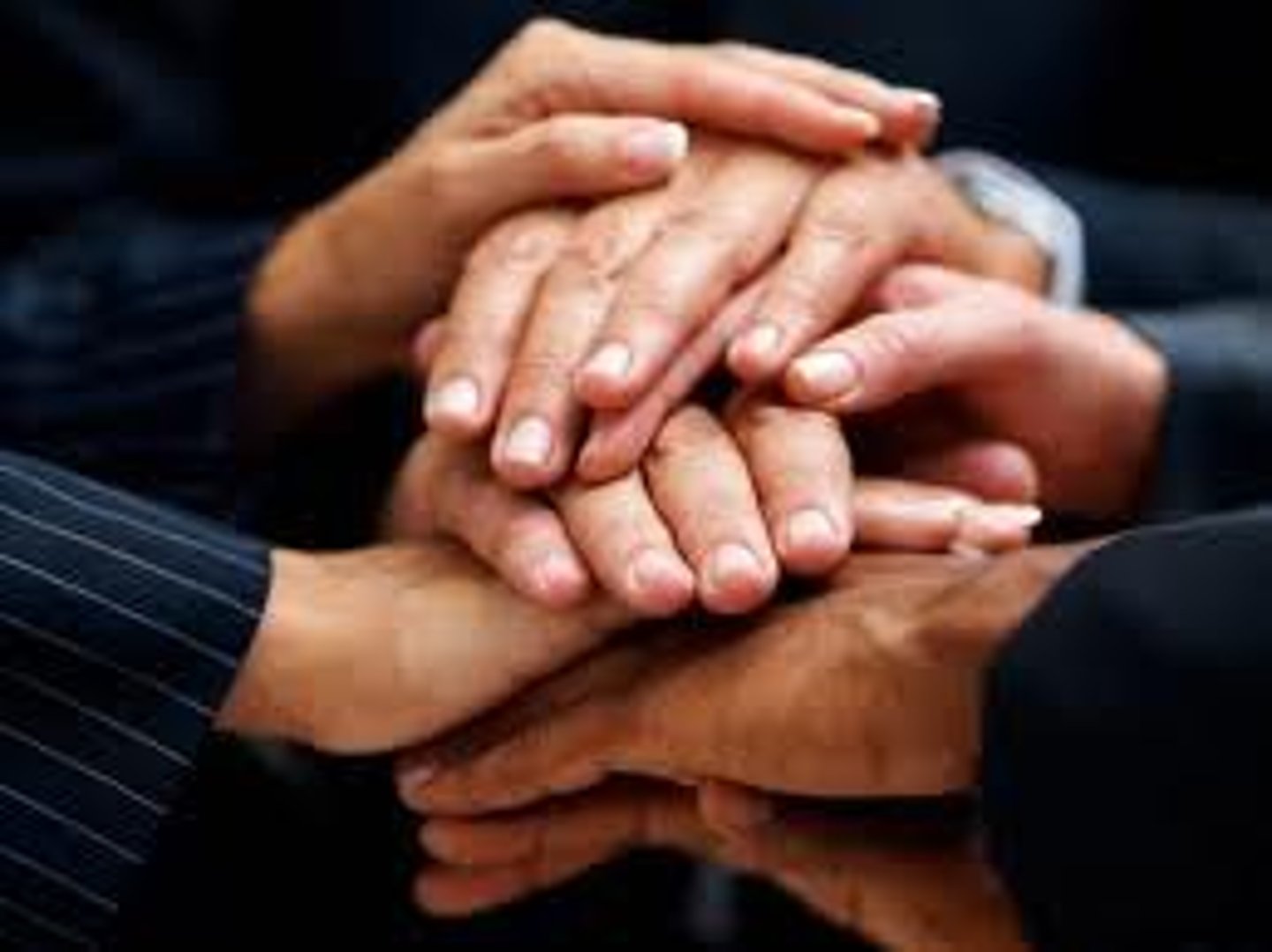 <p>a promise or firm decision to do something</p><p>/sự cam kết, quyết tâm/</p><p>= dedication /tận tụy/, obligation /trách nhiệm/</p><p>&gt;&lt; indifference /thờ ơ/, irresponsibility /thiếu trách nhiệm/</p>