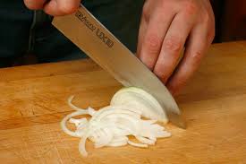 <p>tagliare, affettare</p>