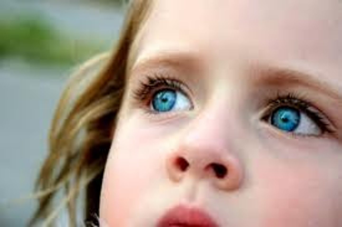 <p>having blue eyes : mắt xanh</p>