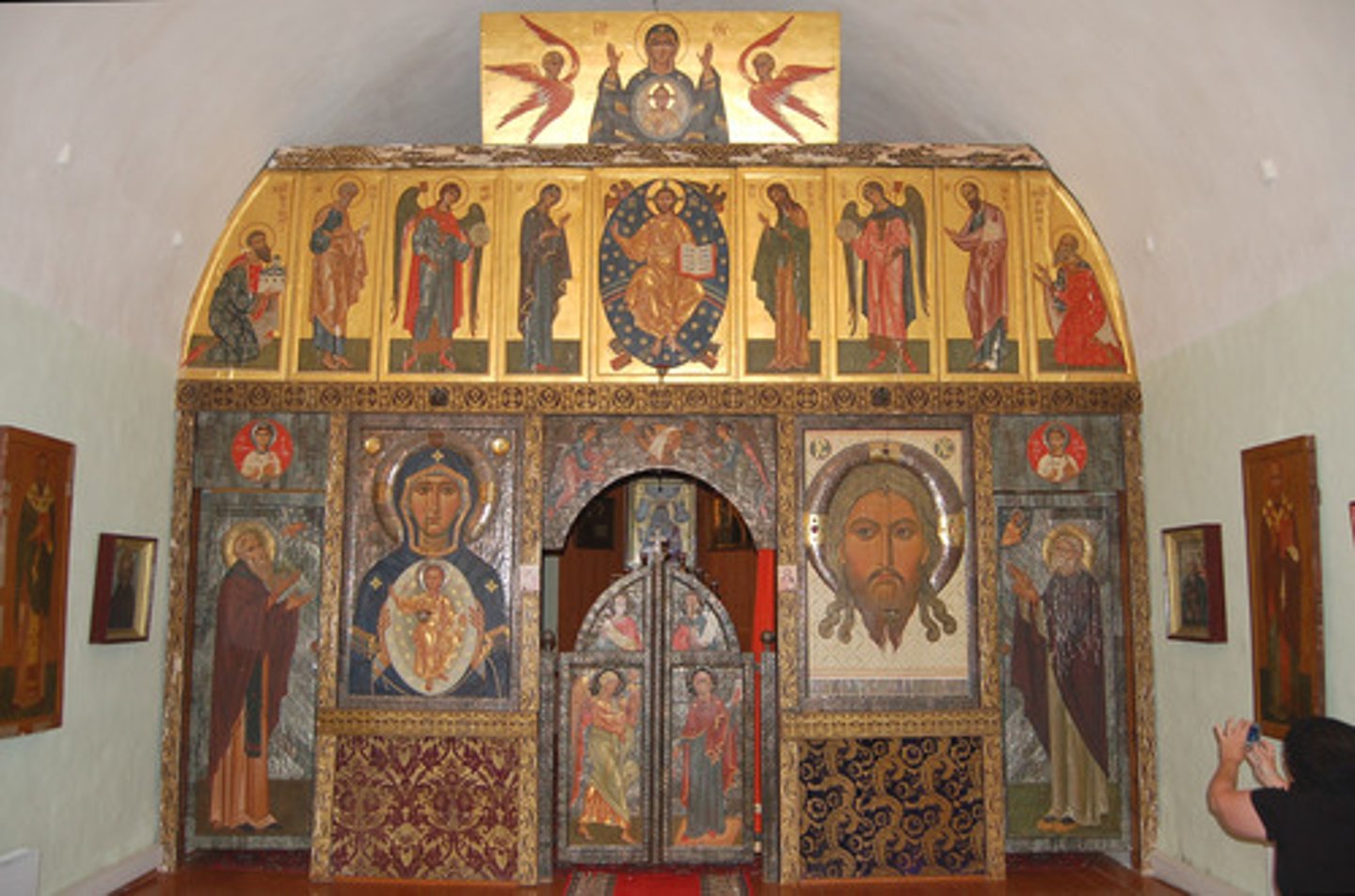 <p>A curtain decorated with icons, which separates the apse from the transept of a church.</p>