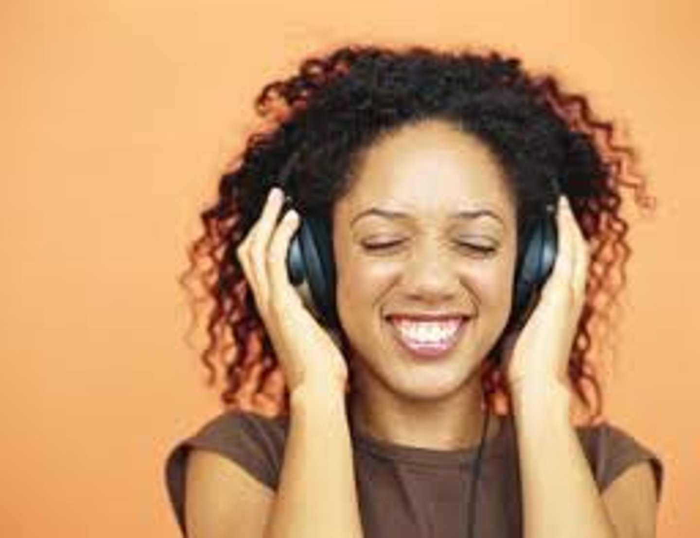 <p>to listen (to music)</p>