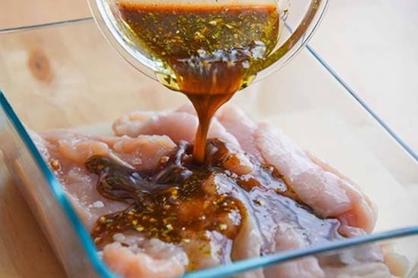 <p>Маринуйте курку принаймні 4 год.</p>