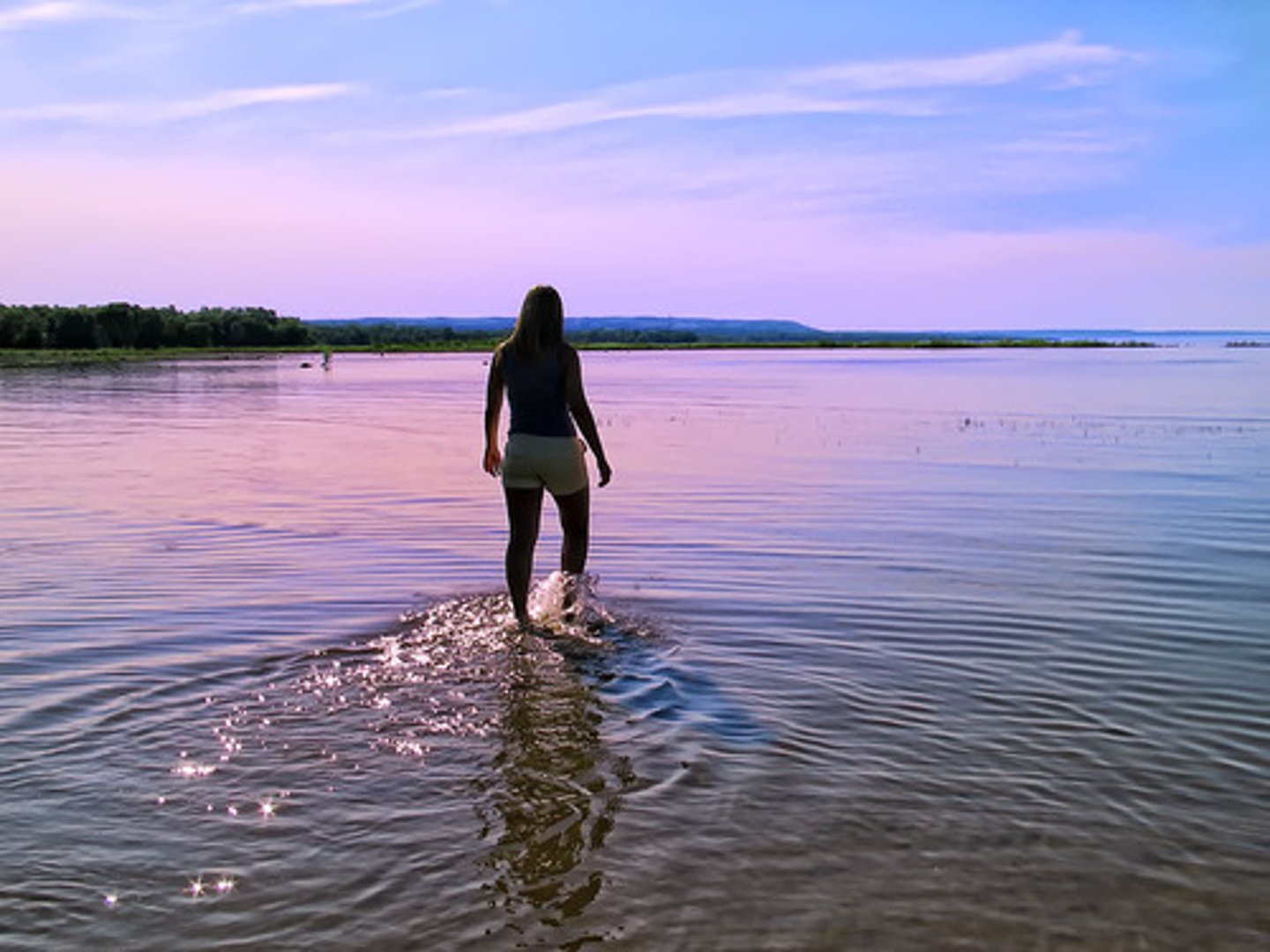 <p>những dòng sông không sâu lững lờ trôi</p>