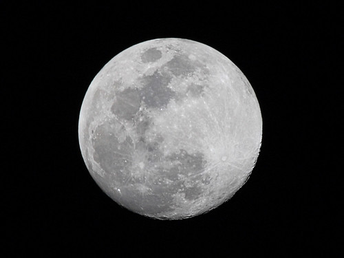 <p>the visible moon is completely lit (la luna visible está completamente iluminada)</p>