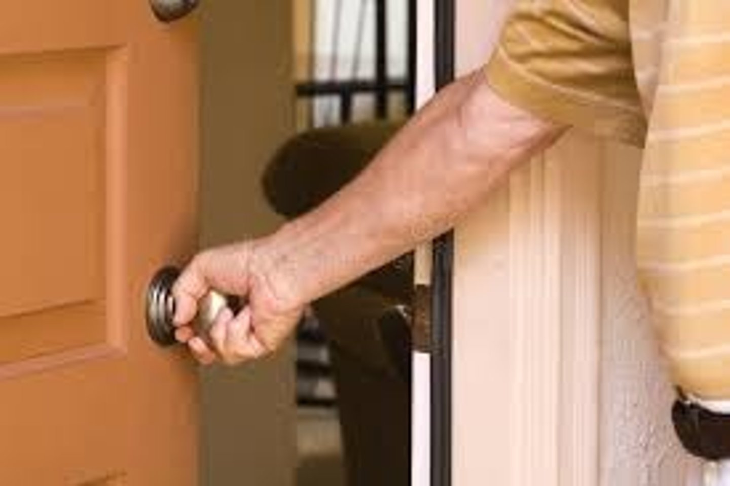 <p>Simplement en ouvrant la porte</p>