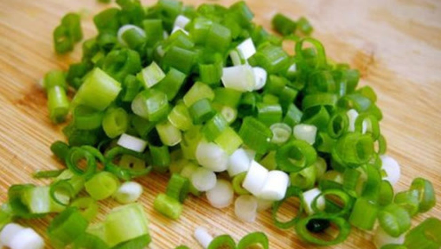 <p>green onion which is cut into small pieces (cōng huā)</p>