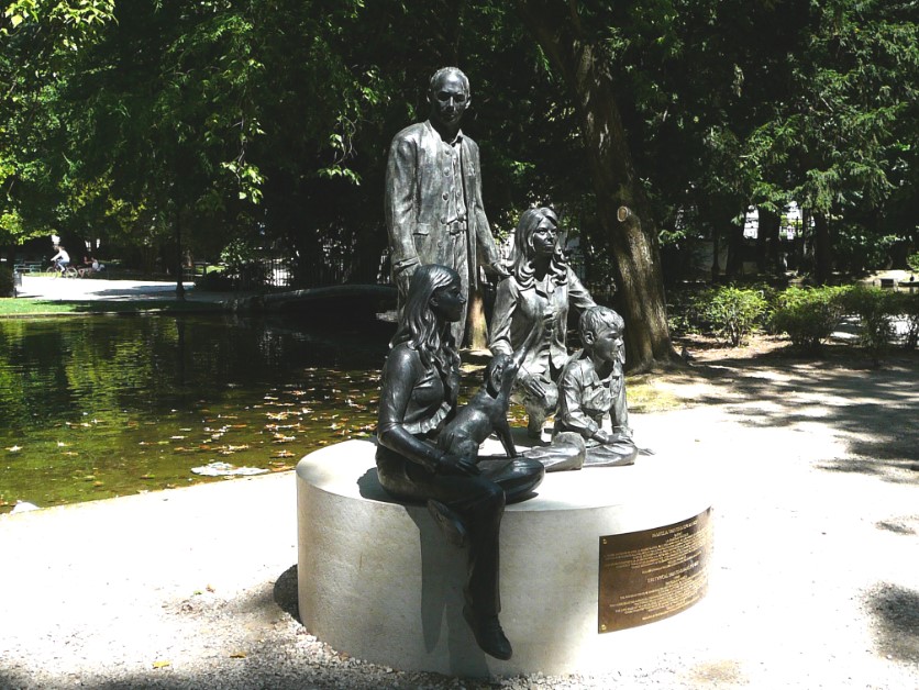 <p>Gillian Wearing: Family Monument</p>