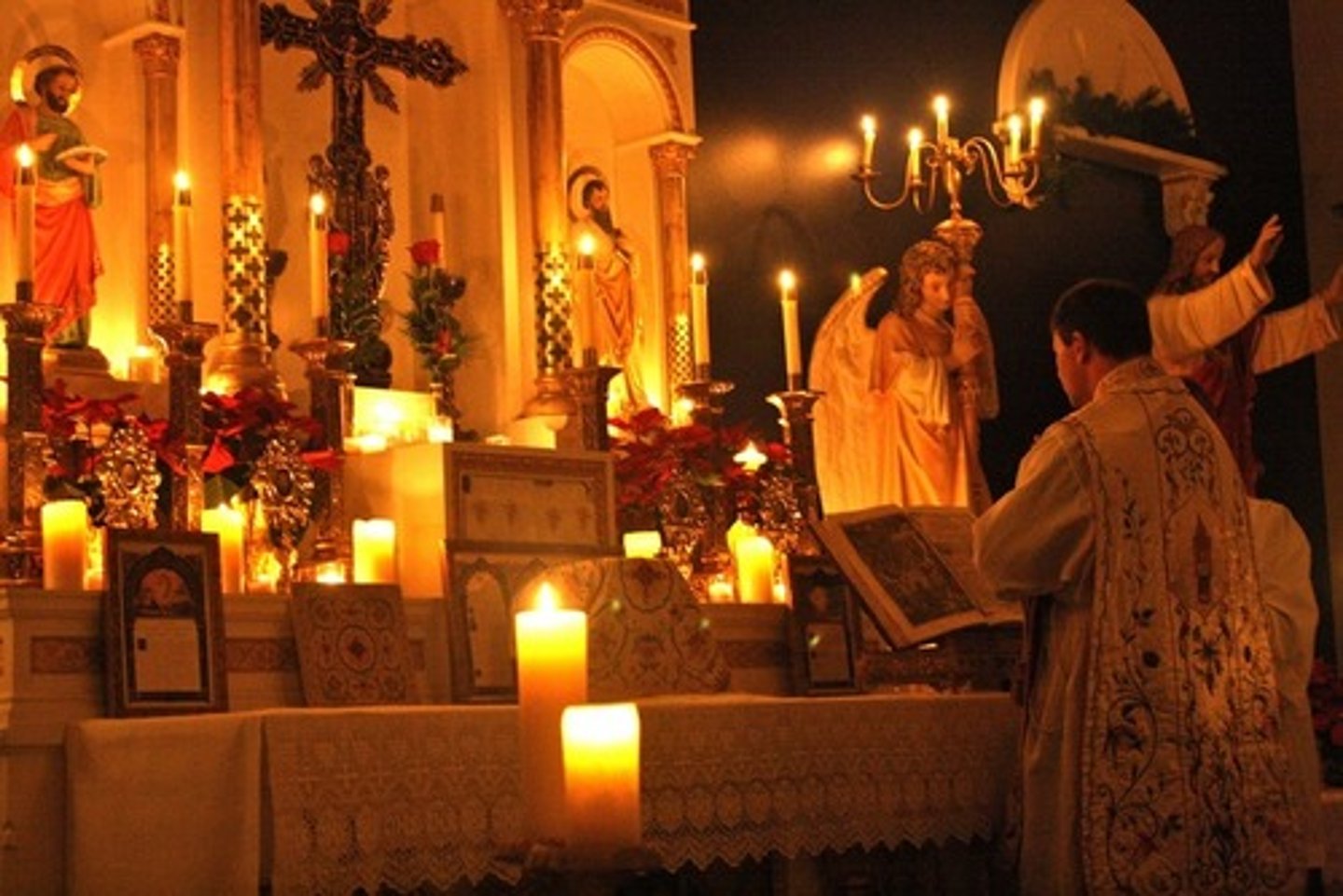 <p>vtr + n(go to church service)<br><b>asistir a misa - ir a misa </b><br>- They attend Mass every Sunday morning.</p>