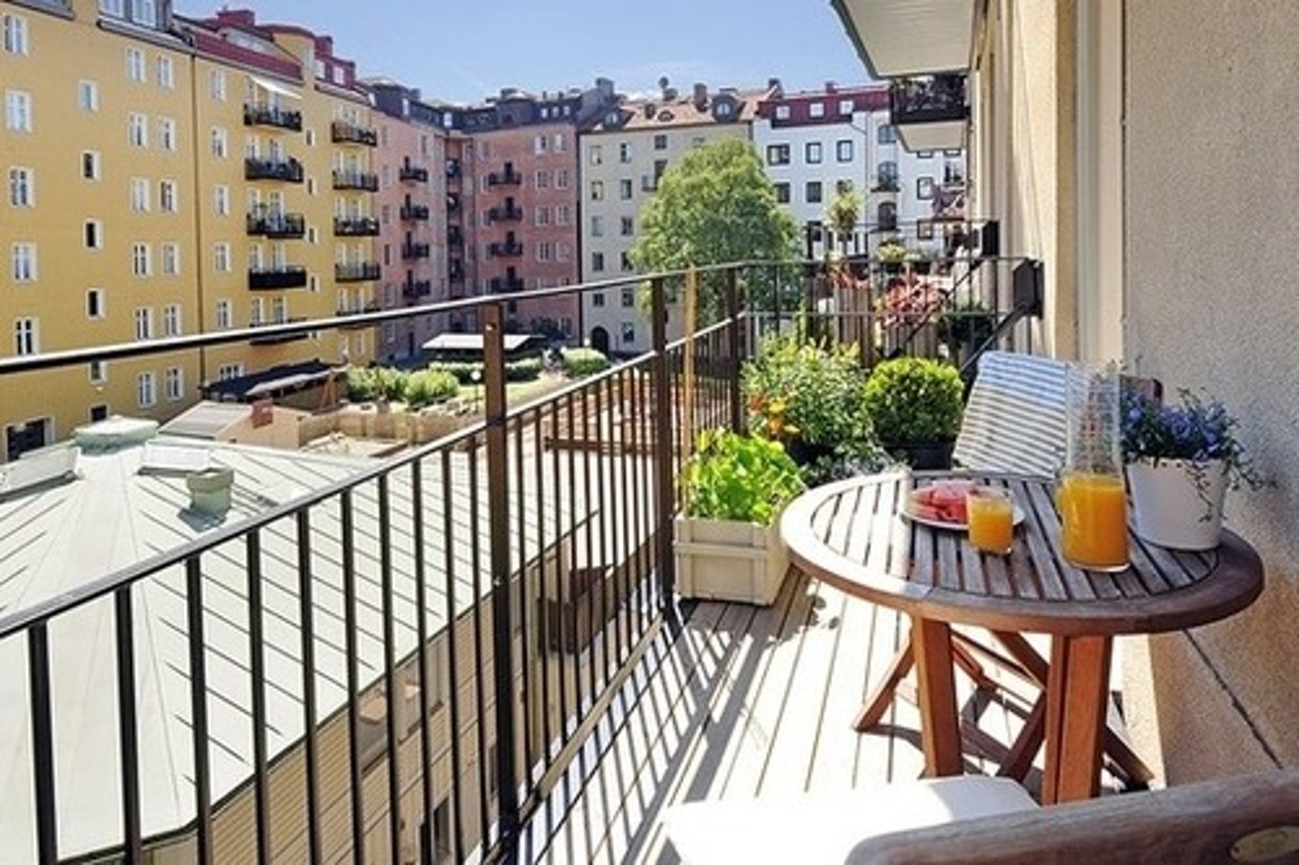 <p>beranda, balkon</p>