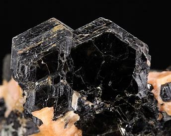 nonmetallic, fractures, greenish-grey streak