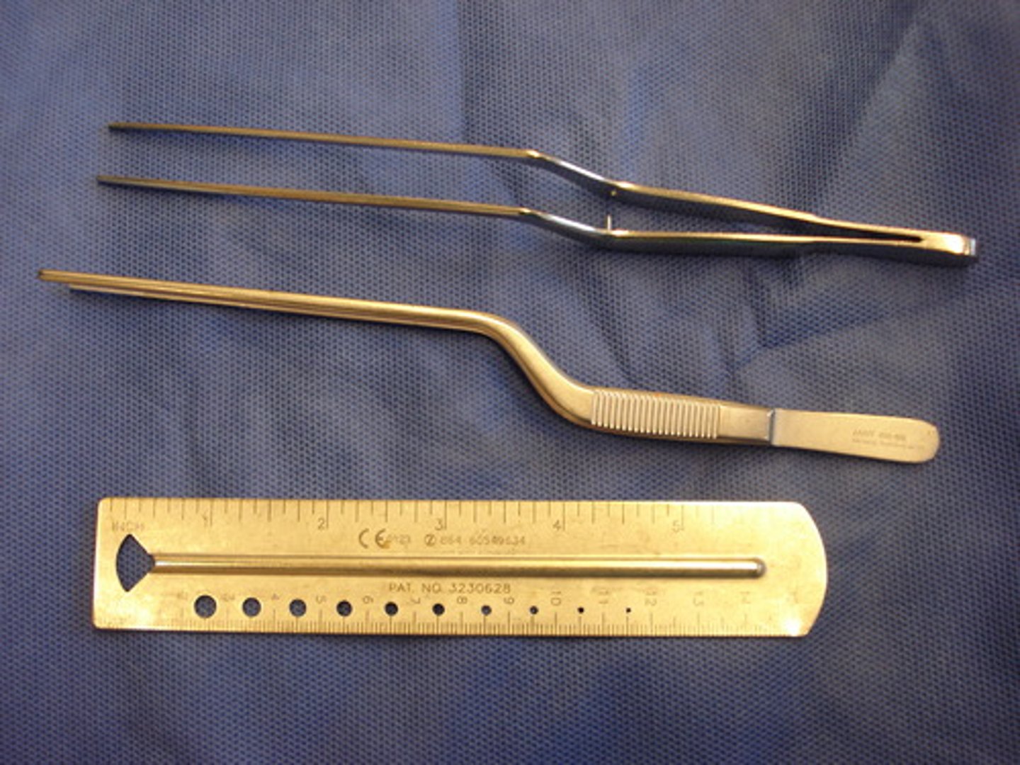 <p>Curved forceps used for hard-to-reach tissues in neurosurgery.</p>
