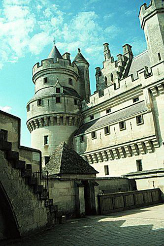 <p><strong>Pierrefonds:</strong></p><ul><li><p>Francie</p></li></ul><p></p>