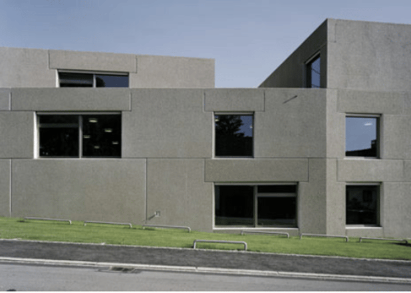 <p>GEVELS (voegen)</p><p>- 1 mat. = beton met grote voegen</p><p>- weinig lijnen = grote nadruk (op voorrand nadenken waar voegen komen)</p>