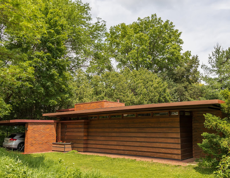 <p><span><span>L-shaped plan, modest scale, indoor–outdoor connection</span></span></p>