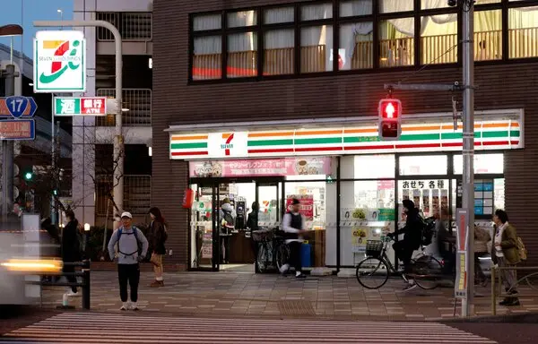 <p>много удобств (магазины, рестораны)</p>