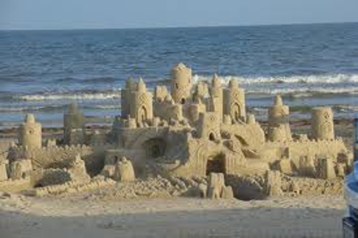 <p>occupy (v) /ˈɒkjupaɪ/ English to take up space</p>