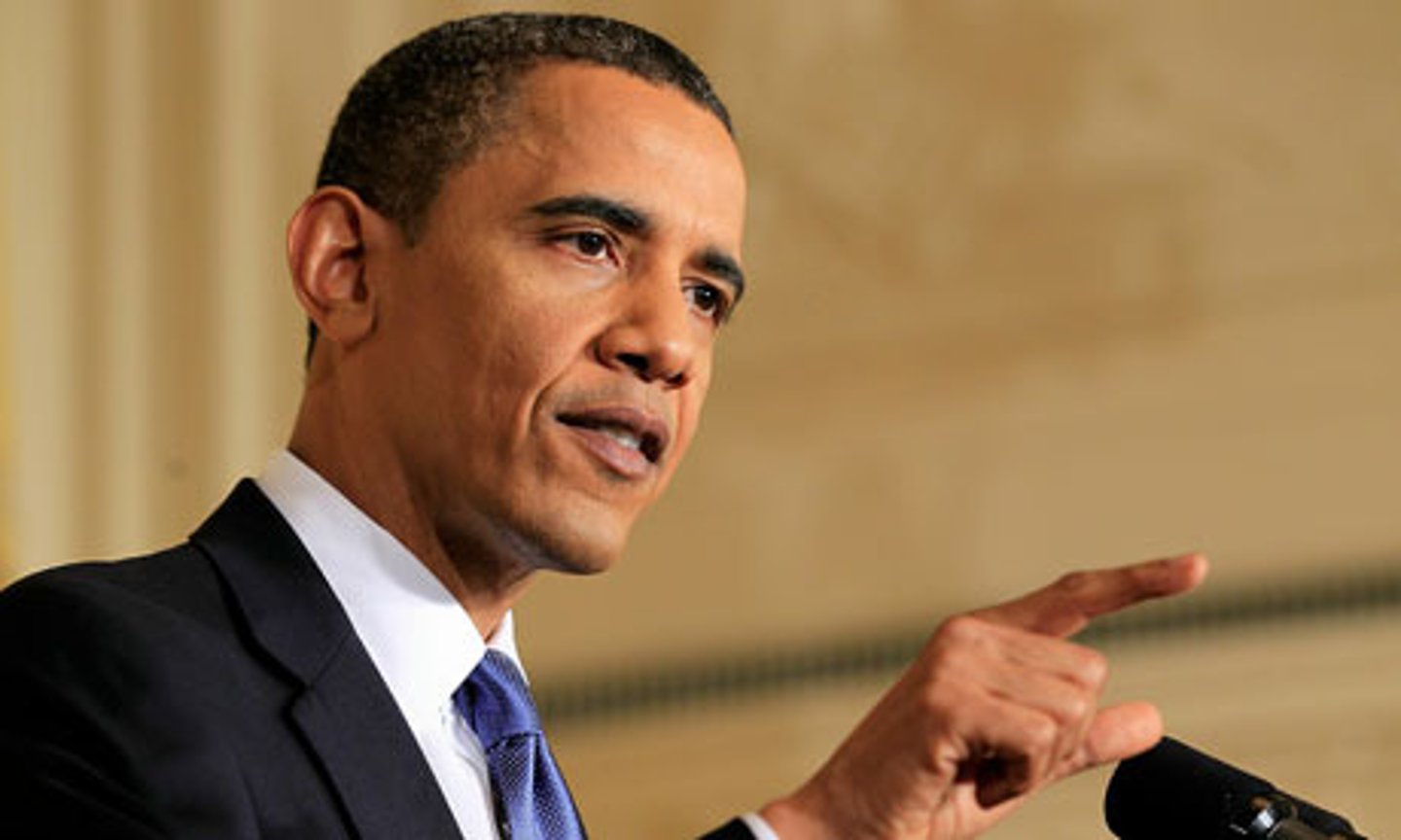 <p>aandringen op = steeds laten merken dat je iets erg graag wilt</p>