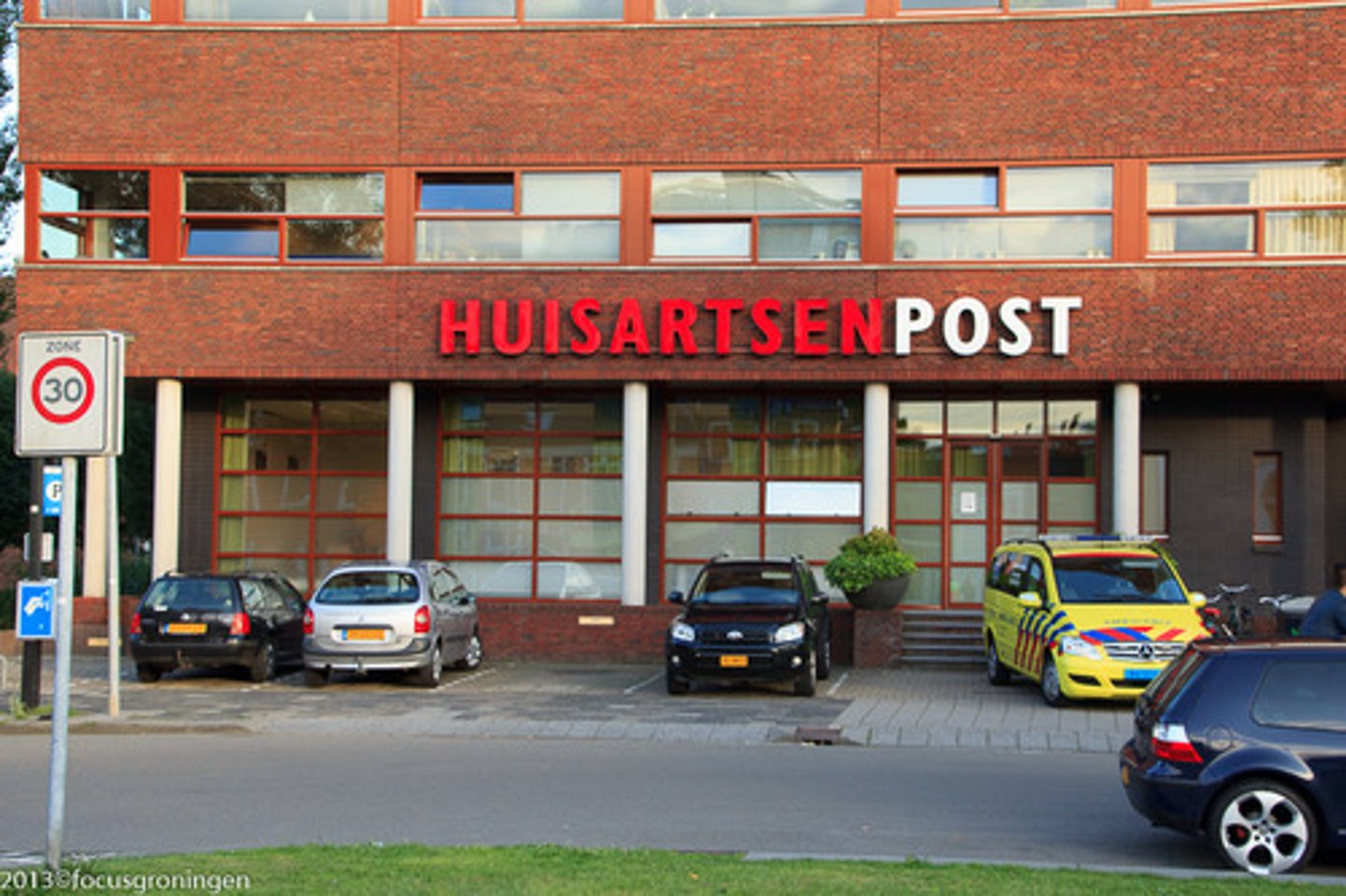 <p>Omdat het zaterdagavond was en de normale dokter dicht was, moesten we naar _______. | NL: De medische afdeling die open is in het weekend en de nacht voor spoedgevallen. | EN: The after-hours medical clinic</p>