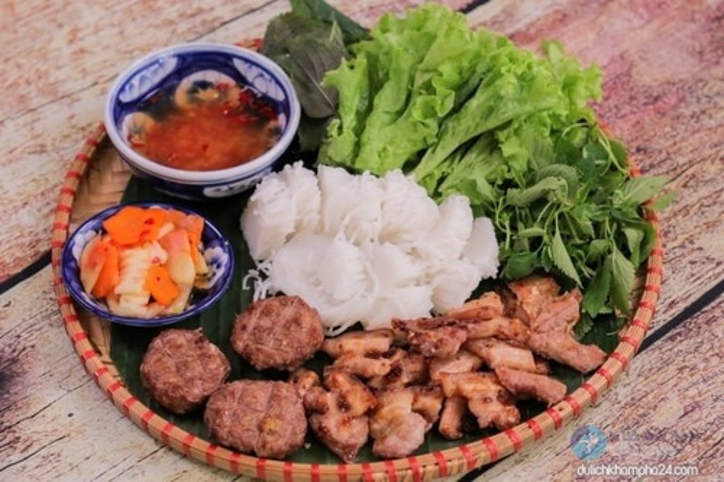 <p>(n): đặc sản địa phương</p>