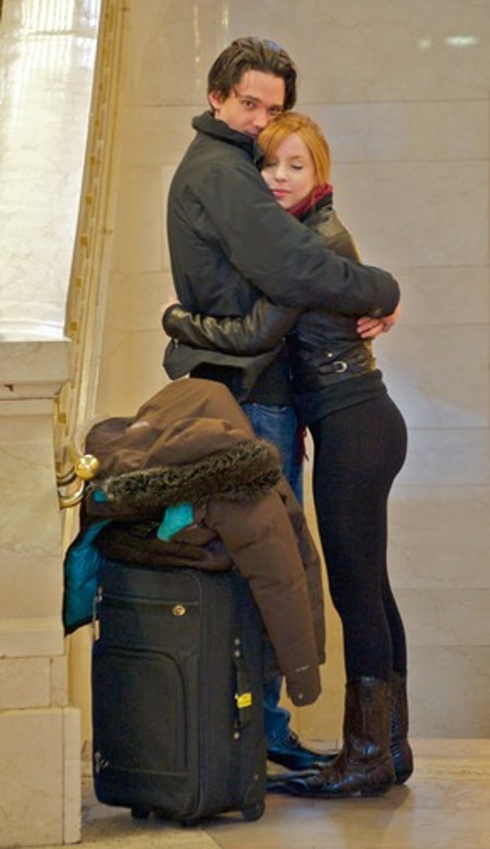 <p>v. đón nhận, chấp nhận</p>