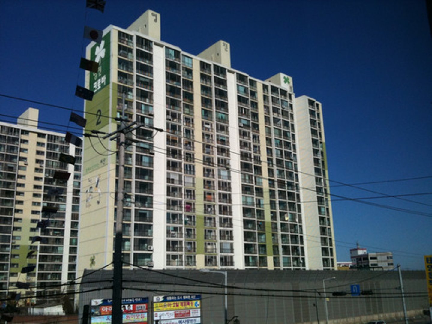 <p>gōngyù</p><p>apartment</p>