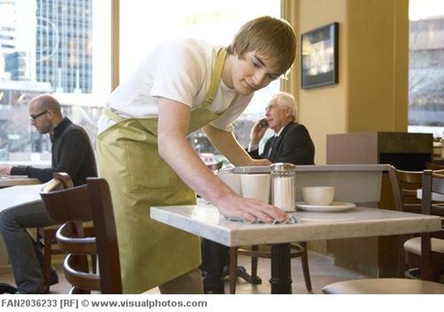 <p>(n) người dọn bàn</p>