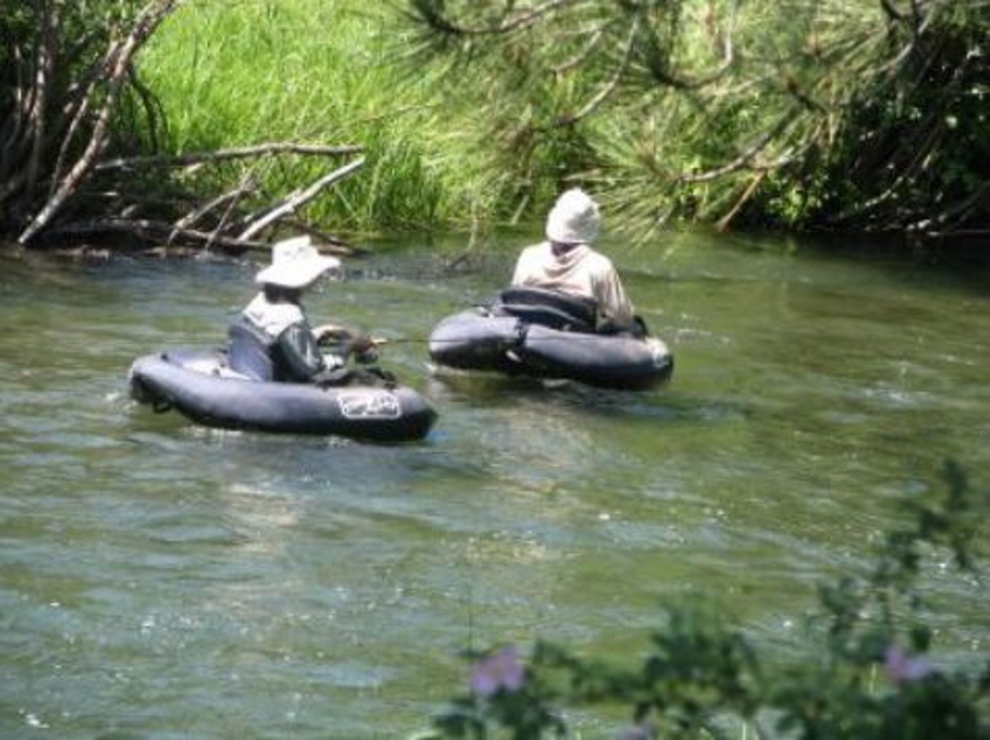 <p>to do what other people are doing or to agree with other people because it is the easiest thing to do</p><p>eg: Just relax and go with the flow!</p>